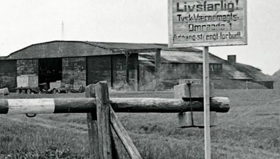 Sort - hvidt billede af Beldringe lufthavn under anden verdenskrig